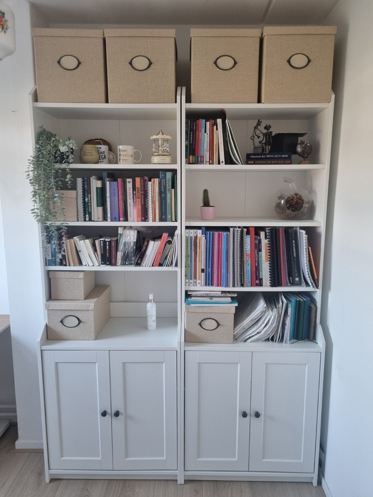 2x IKEA Hauga boekenkast - zo goed als nieuw, Ophalen, Met deur(en), 50 tot 100 cm, Zo goed als nieuw