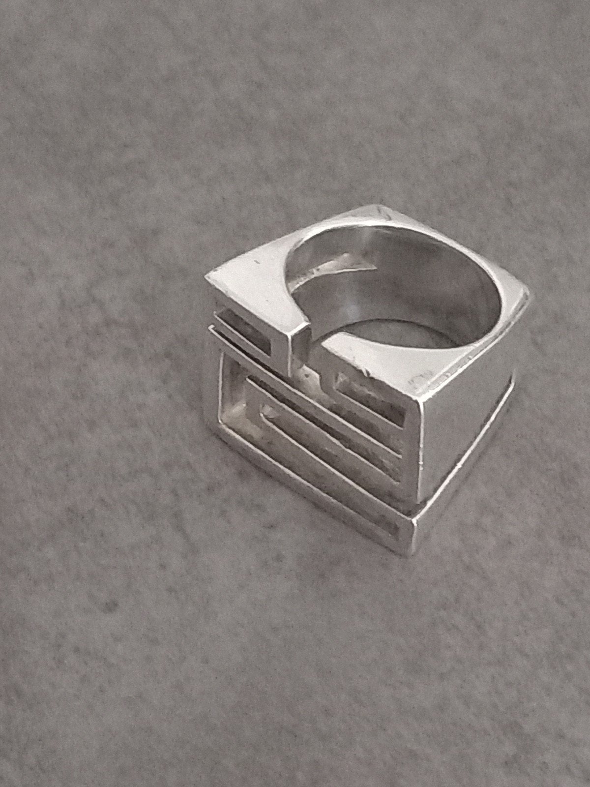 Zware zilveren gemerkte ring- héél apart -  handgemaakt, 18 tot 19, Gebruikt, Verzenden, Dame