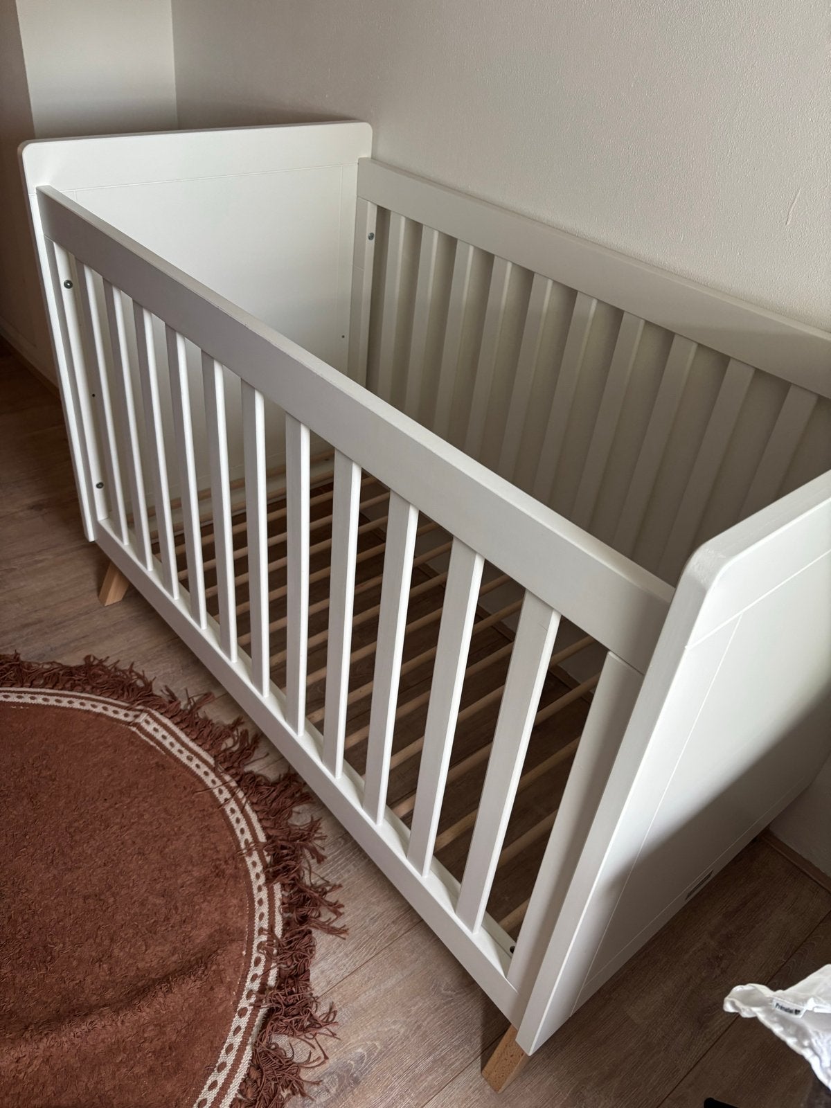 Bopita babykamer: ledikant, commode en wandplank, Kinderen en Baby's, Kinderkamer | Bedden, Ophalen, Gebruikt, 70 tot 85 cm, Lattenbodem
