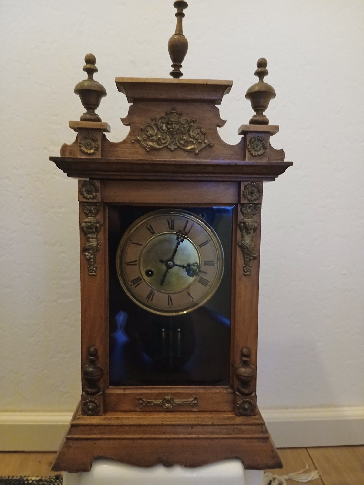 Antieke houten tafelklok met messing wijzerplaat, Ophalen of Verzenden