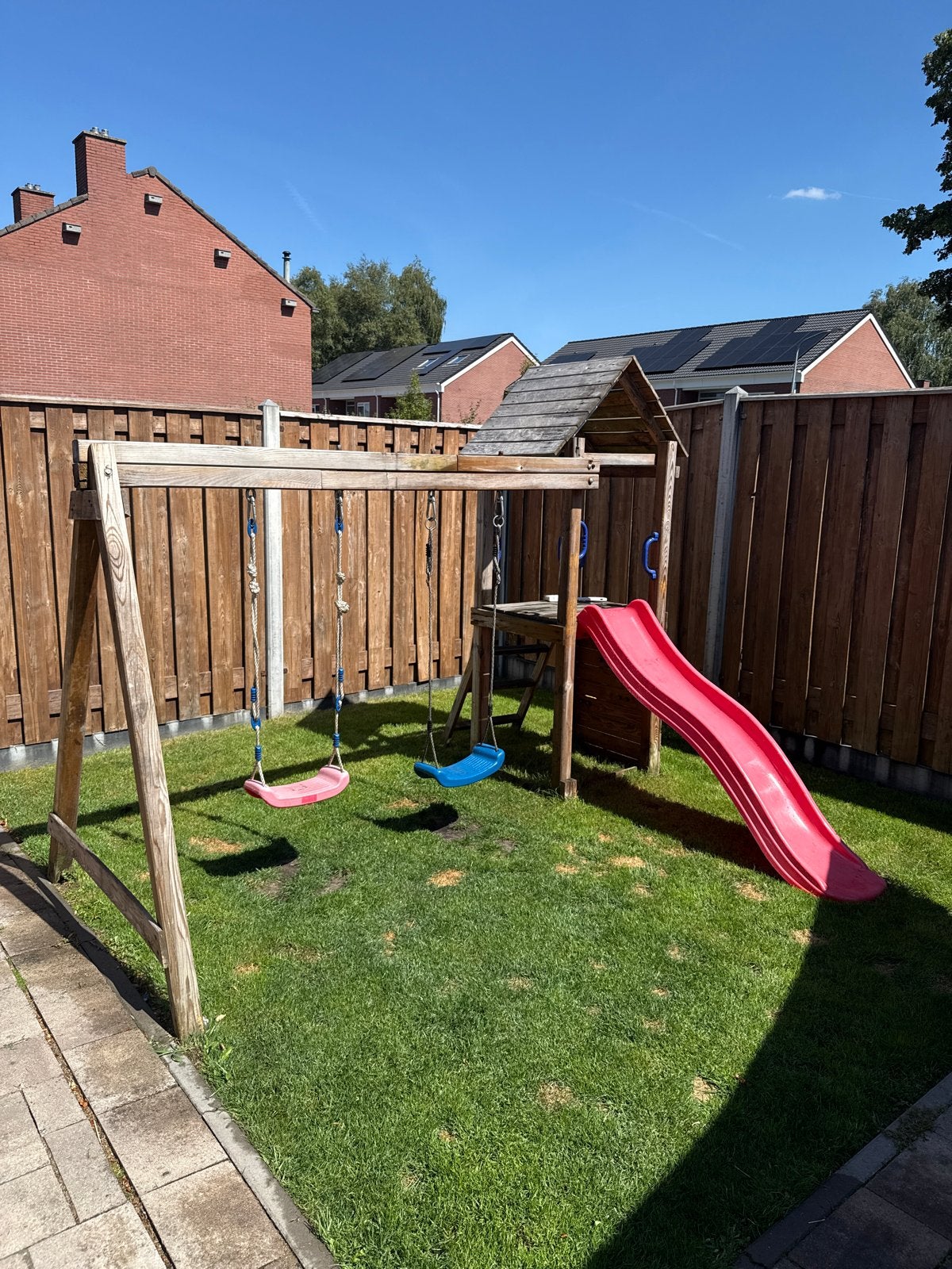 Houten speeltoestel met glijbaan en schommels, Kinderen en Baby's, Speelgoed | Buiten | Speeltoestellen, Ophalen, Gebruikt, Glijbaan