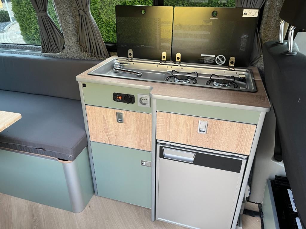 Rondzit/bed VW Transporter met keukenunit (extra breed bed), Caravans en Kamperen, Ophalen, Hoefakker 3, Veen, Info@termeercampers.nl