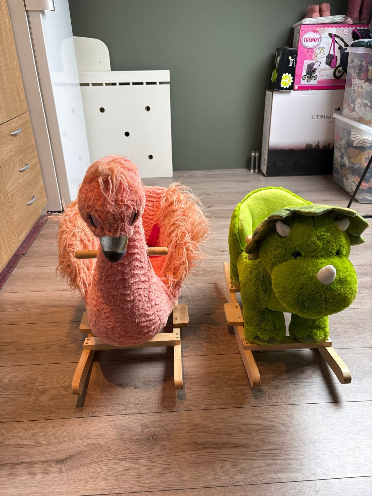 Schattige schommelstoelen: Flamingo en Dinosaurus, Ophalen, Gebruikt, Jongen of Meisje
