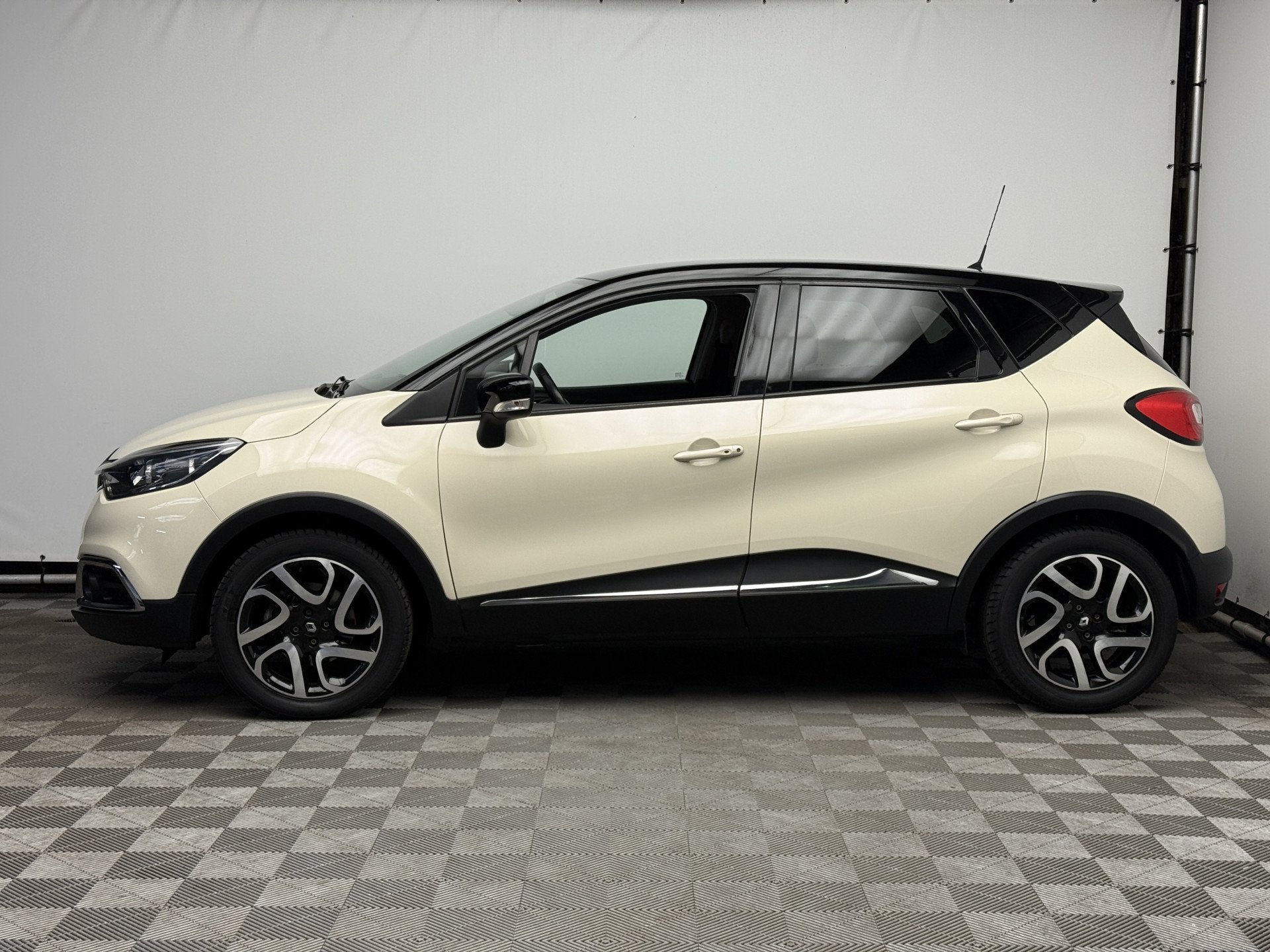 Renault Captur 1.2 TCe Helly Hansen Camera ECC LM17 NL Auto, Auto's, Euro 5, 4 cilinders, Met garantie (alle), Leder en Stof