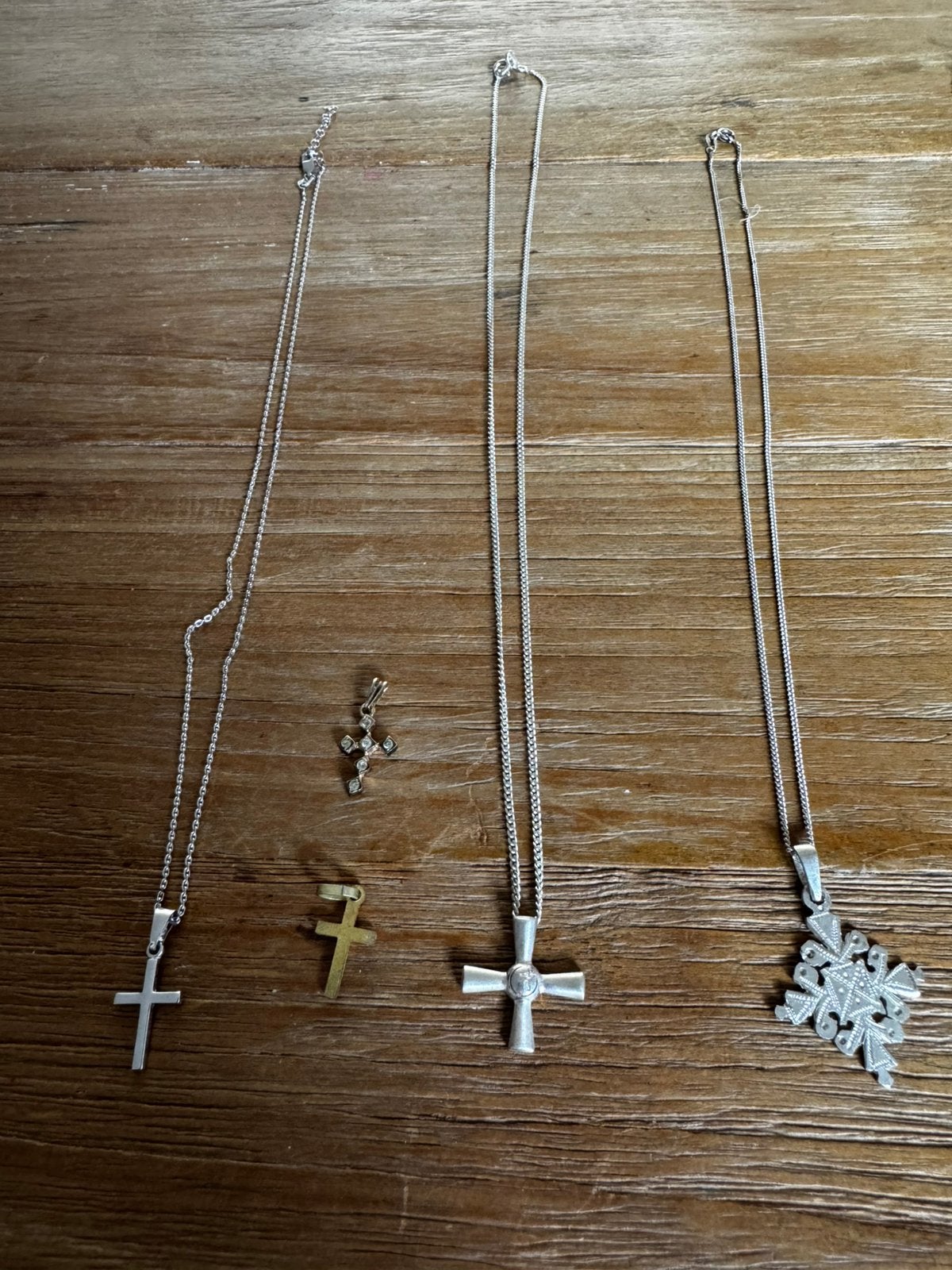 Zilveren kettingen met kruishangers, Verzamelen, Ophalen of Verzenden, Gebruikt, Sieraad, Christendom | Katholiek