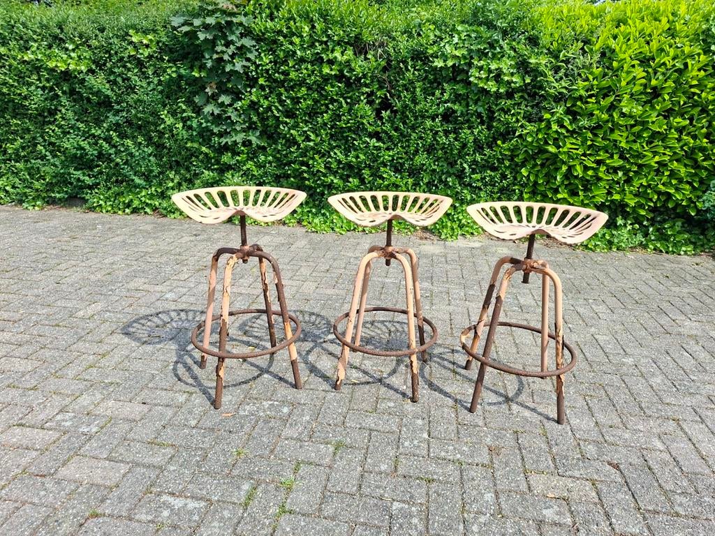 Set van 3 metalen krukken met zadelzitting, Ophalen, Gebruikt, 60 tot 90 cm, 3 krukken