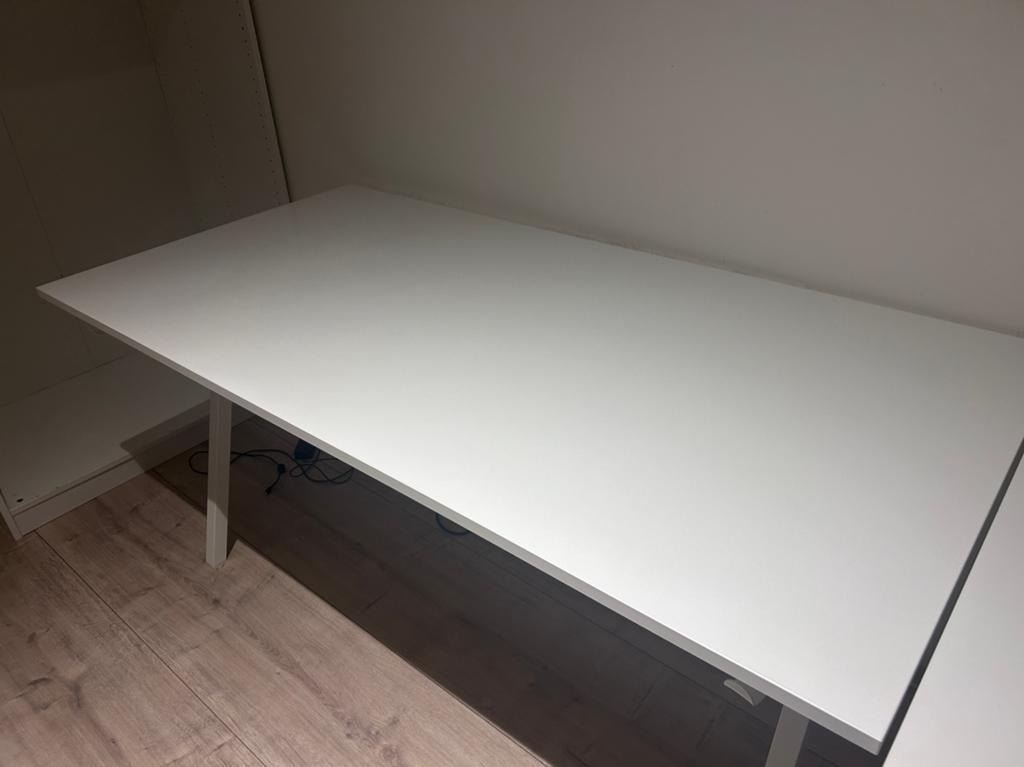 Bureau IKEA trotten (gedemonteerd), Huis en Inrichting, Bureaus, Ophalen, Zo goed als nieuw, IKEA, Computerbureau