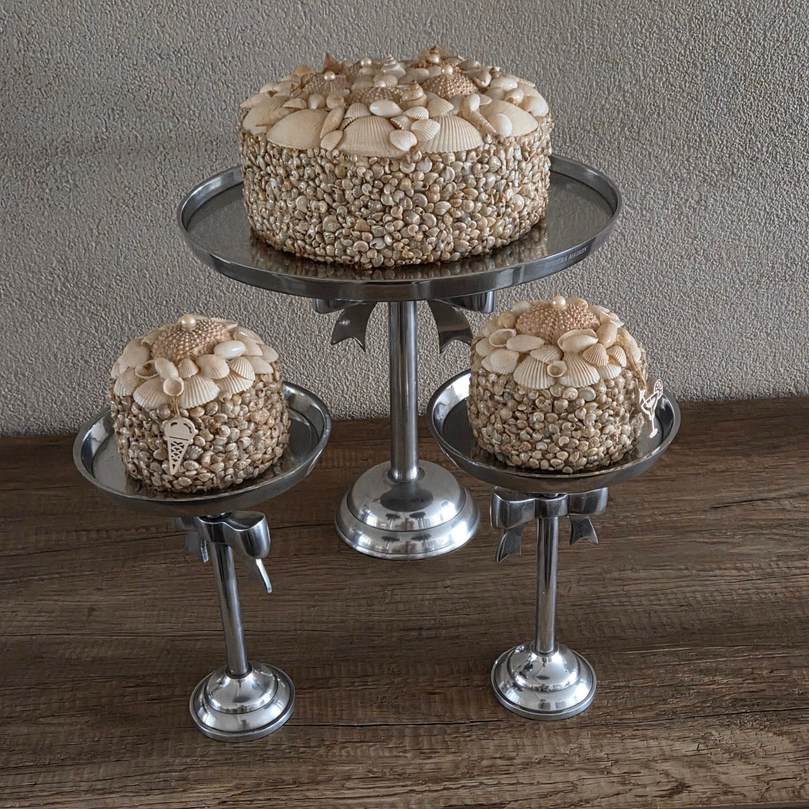 Riviera Maison Classic Bow Cake Standaards + Handgemaakte Sc, Huis en Inrichting, Woonaccessoires | Etagères, Zo goed als nieuw
