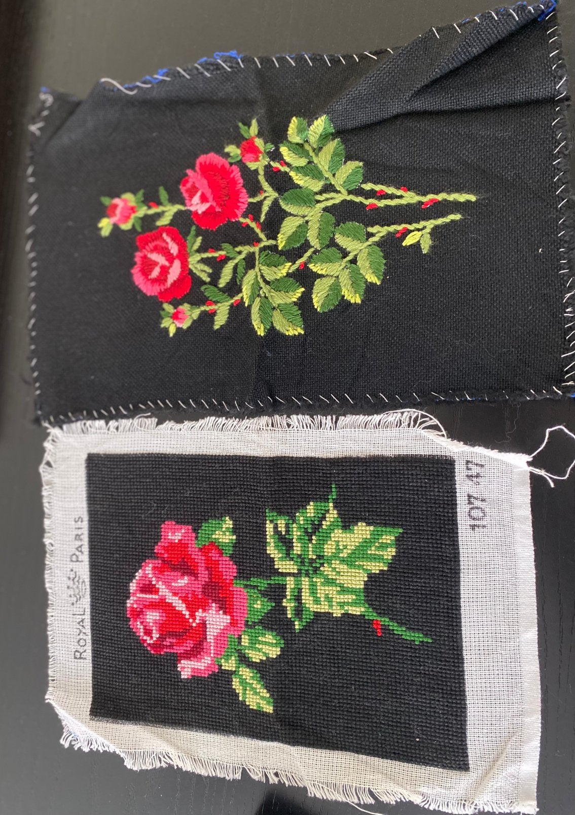 2x geborduurde lappen met Rode Rozen -vintage, Ophalen of Verzenden, Zo goed als nieuw, Patroon