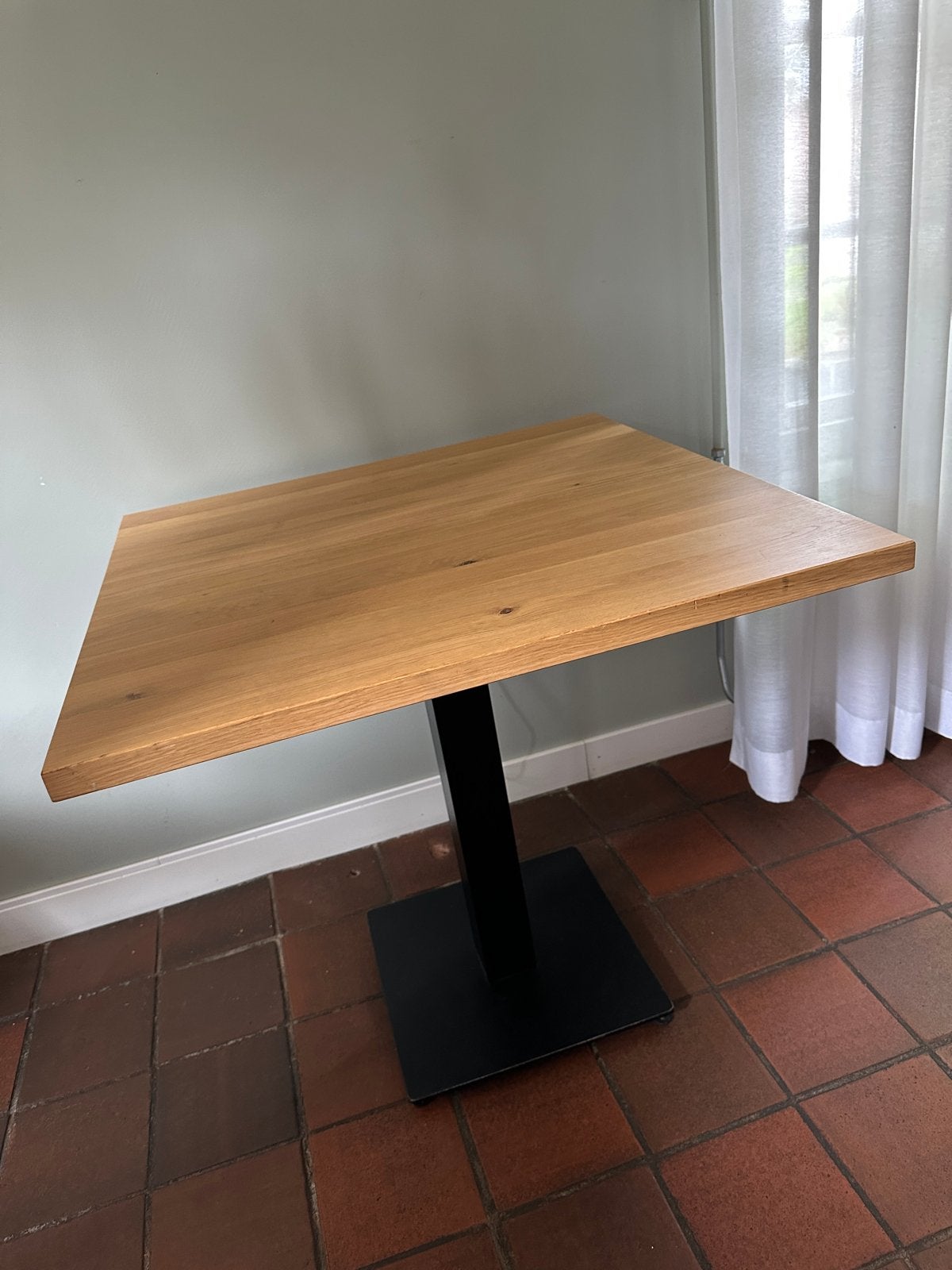 Massief eikenhouten tafel 80x80 cm met zwart onderstel, Huis en Inrichting, Ophalen, Gebruikt, Tot twee personen, 50 tot 100 cm