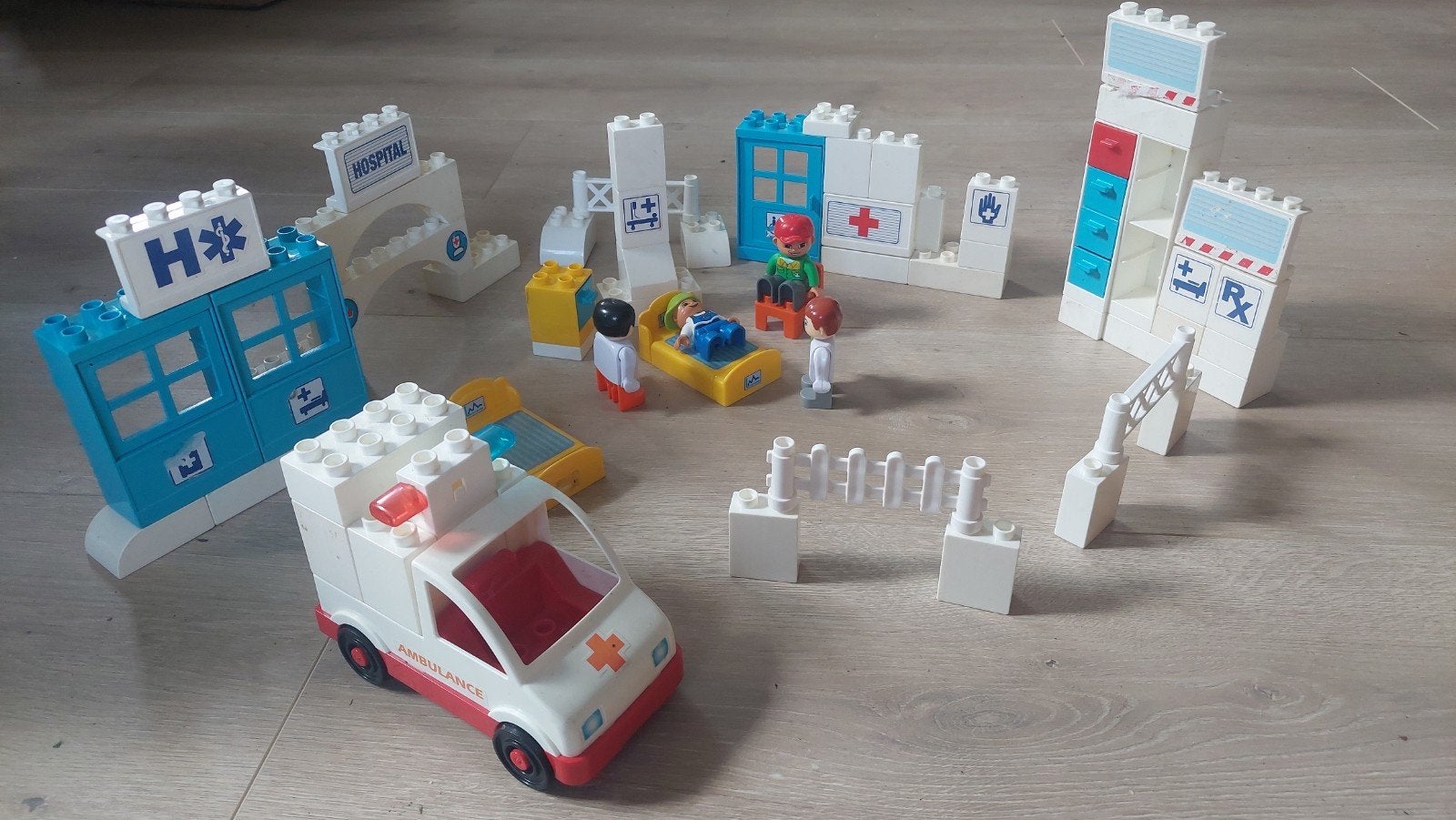 Lego Duplo Ziekenhuis Set met Ambulance en Figuren, Ophalen of Verzenden, Gebruikt, Overige merken