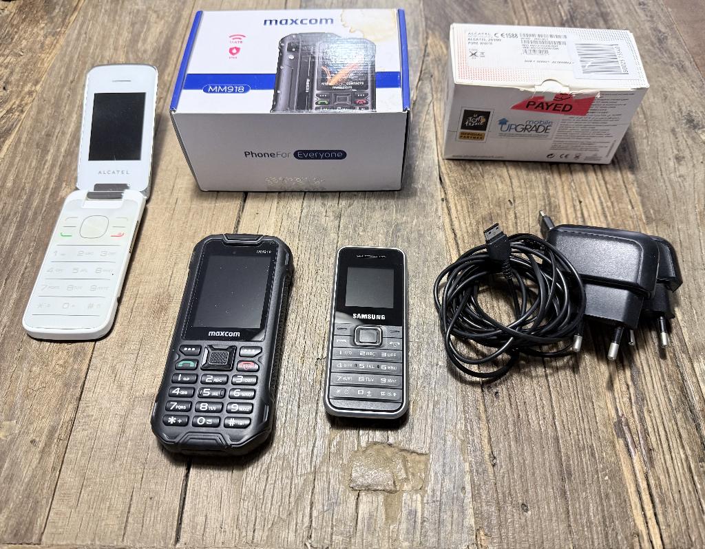 3 GSM telefoons, Telecommunicatie, Mobiele telefoons | Overige merken, Gebruikt, Zonder abonnement, Zonder simlock, Overige modellen