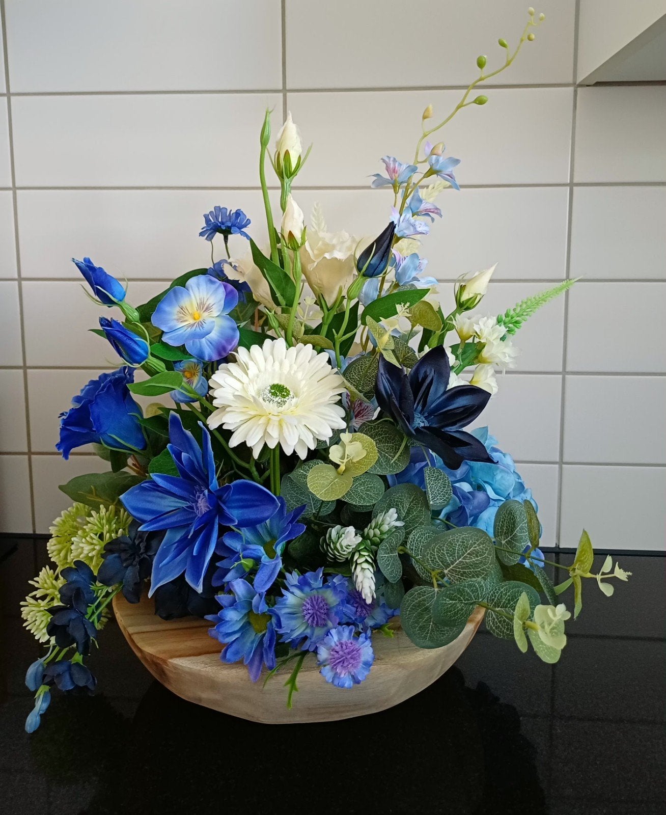 Prachtig kunstbloemstuk blauw/wit in houten schaal, Ophalen of Verzenden, Nieuw