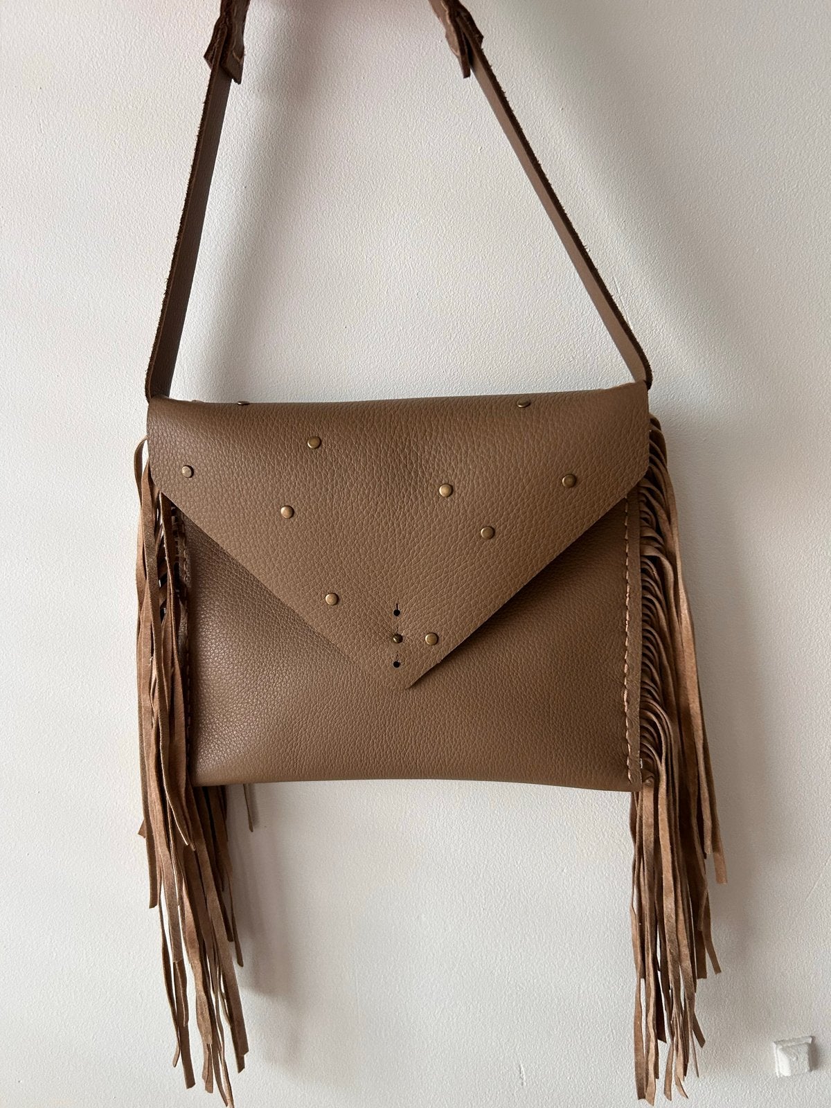 Handgemaakte leren tas met franjes en studs, Ophalen of Verzenden, Nieuw, Bruin, Schoudertasje