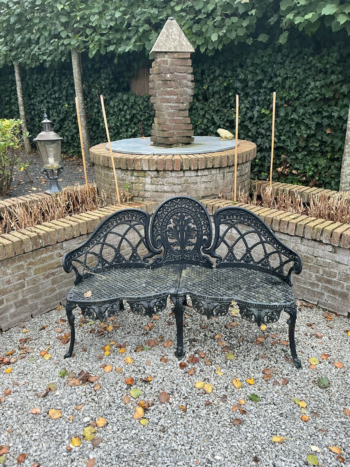 Decoratieve gietijzeren tuinbank