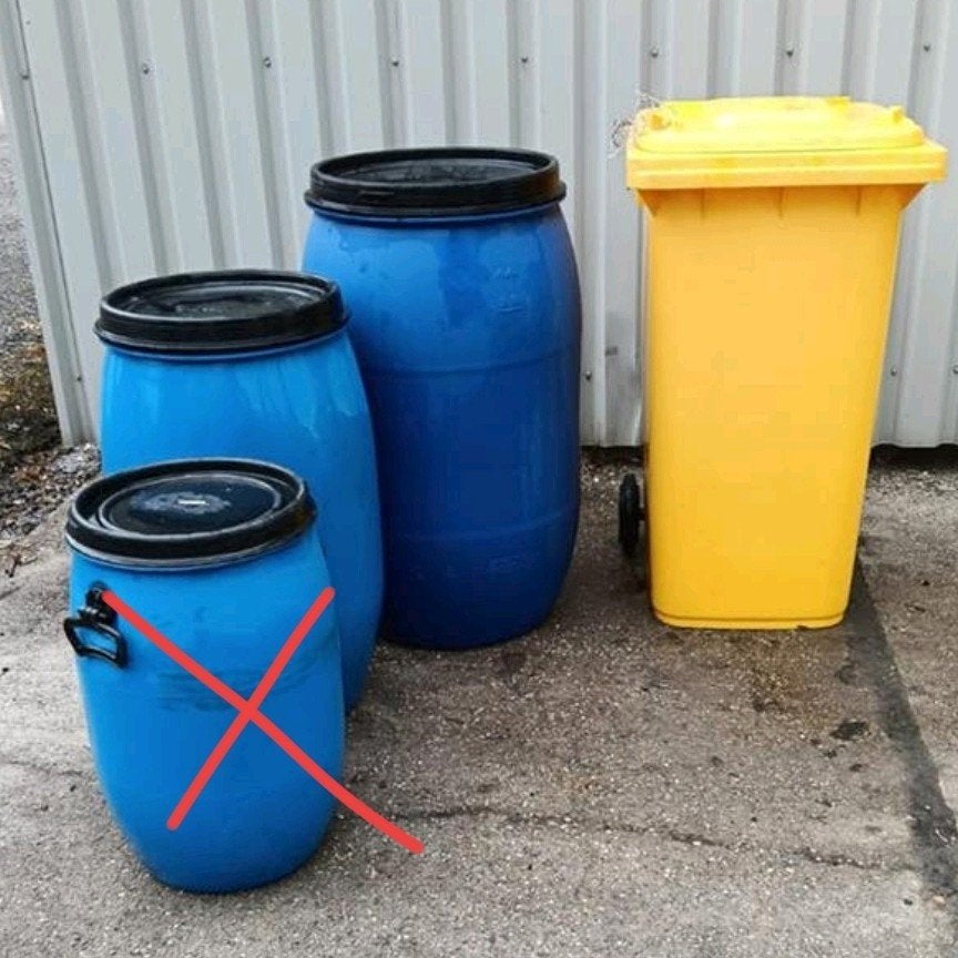 Voertonnen/ regentonnen/ waterton paard/ gele container, Meerdere dieren, Schaap