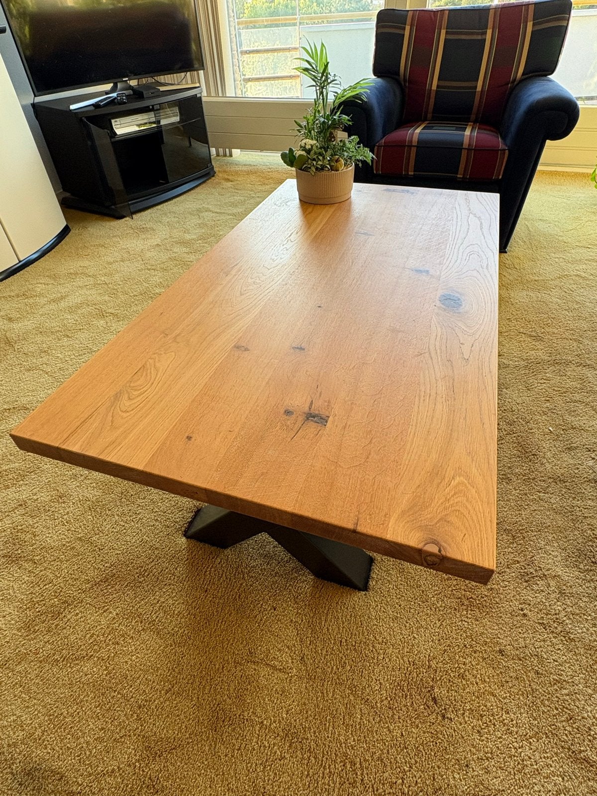 Foto 3 van Salontafel met massief houten blad en zwarte aluminium poot