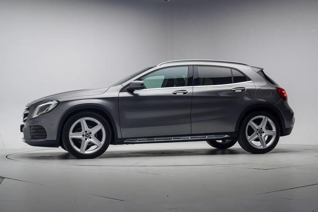 Mercedes-Benz GLA 180 AMG Premium Aut. [ LED Navi Camera Hal, Auto's, Automaat, Lichtsensor, Gebruikt, 4 cilinders