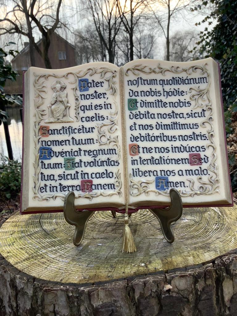 Oude bijbel kerkboek van was ❤️ op koperen standaard, Ophalen of Verzenden