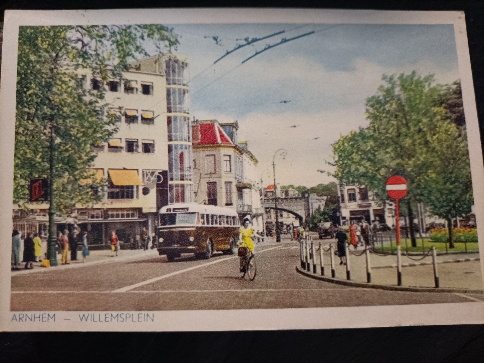 Arnhem Willemsplein postzegel 2 cent. trolleybus, Verzamelen, Ophalen of Verzenden, 1940 tot 1960, Gelopen, Gelderland