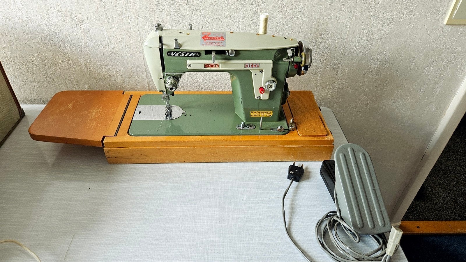 Vesta Naaimachine in Koffer - Vintage Model, Hobby en Vrije tijd, Naaimachines en Toebehoren, Ophalen