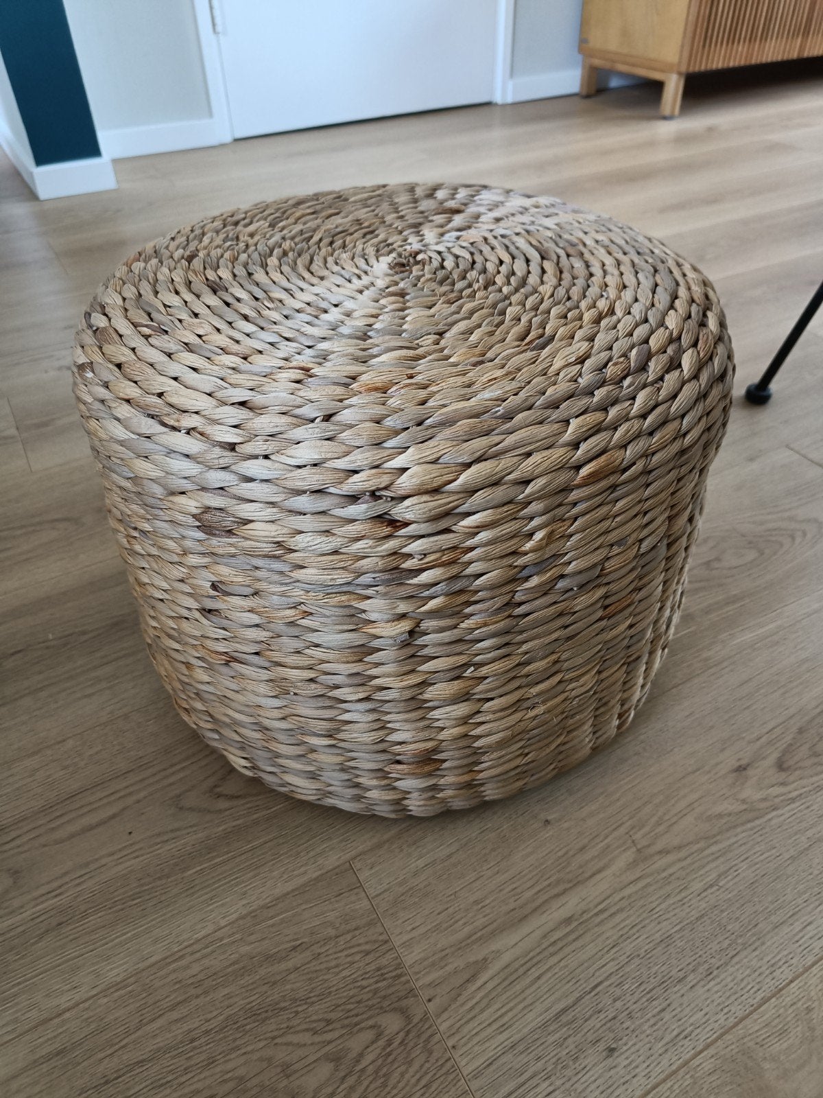 Maisons du Monde poef van gevlochten riet, Ophalen, Zo goed als nieuw