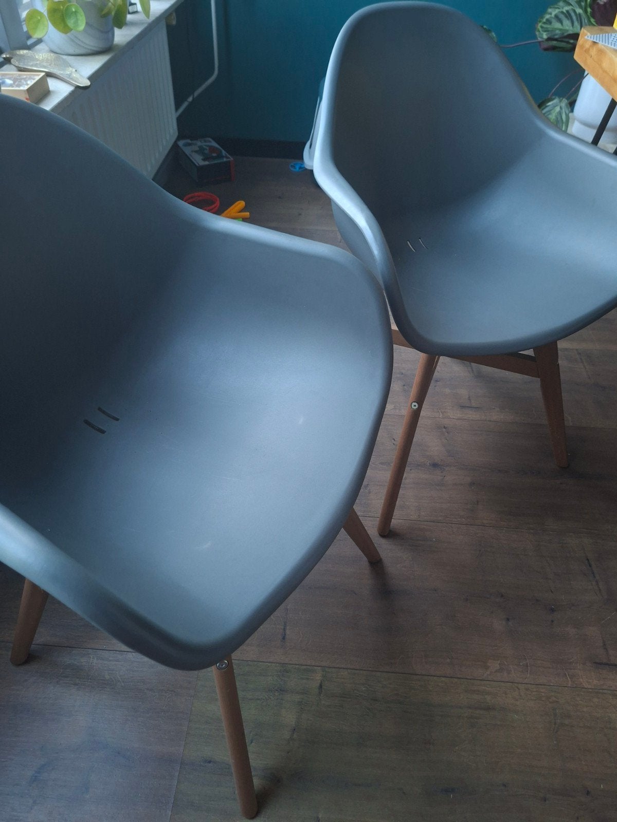 Grijze kuipstoel met houten poten, Gebruikt, Vijf, Zes of meer stoelen, Ophalen, Hout