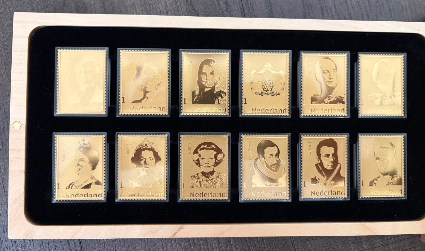 Gouden postzegels in mooie cassette, nooit geopend, Postzegels en Munten, Aandelen en Waardepapieren, Ophalen of Verzenden, Voor 1920