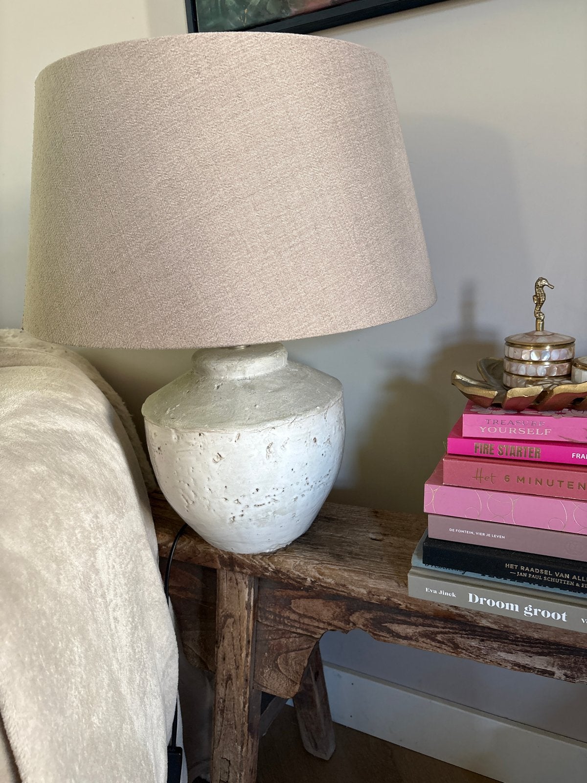 Stijlvolle tafellamp met taupe kap en witte voet, Huis en Inrichting, Keramiek, Wit, Met kap, Modern