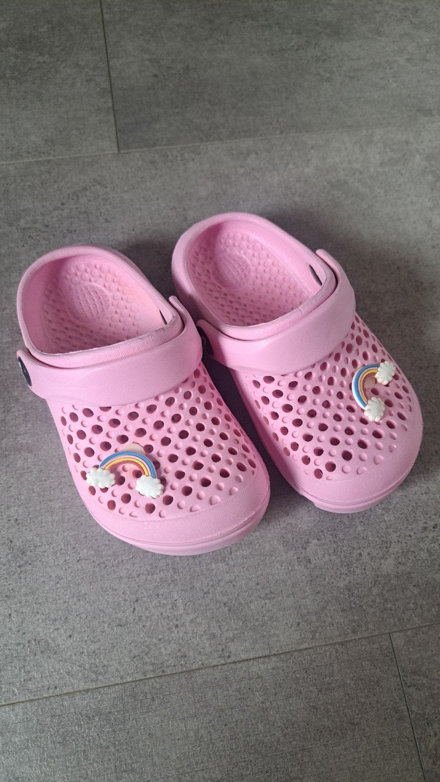 Roze Crocs voor meisjes - Maat 23 met regenboogjes, Gebruikt, Crocs, Meisje, Schoenen