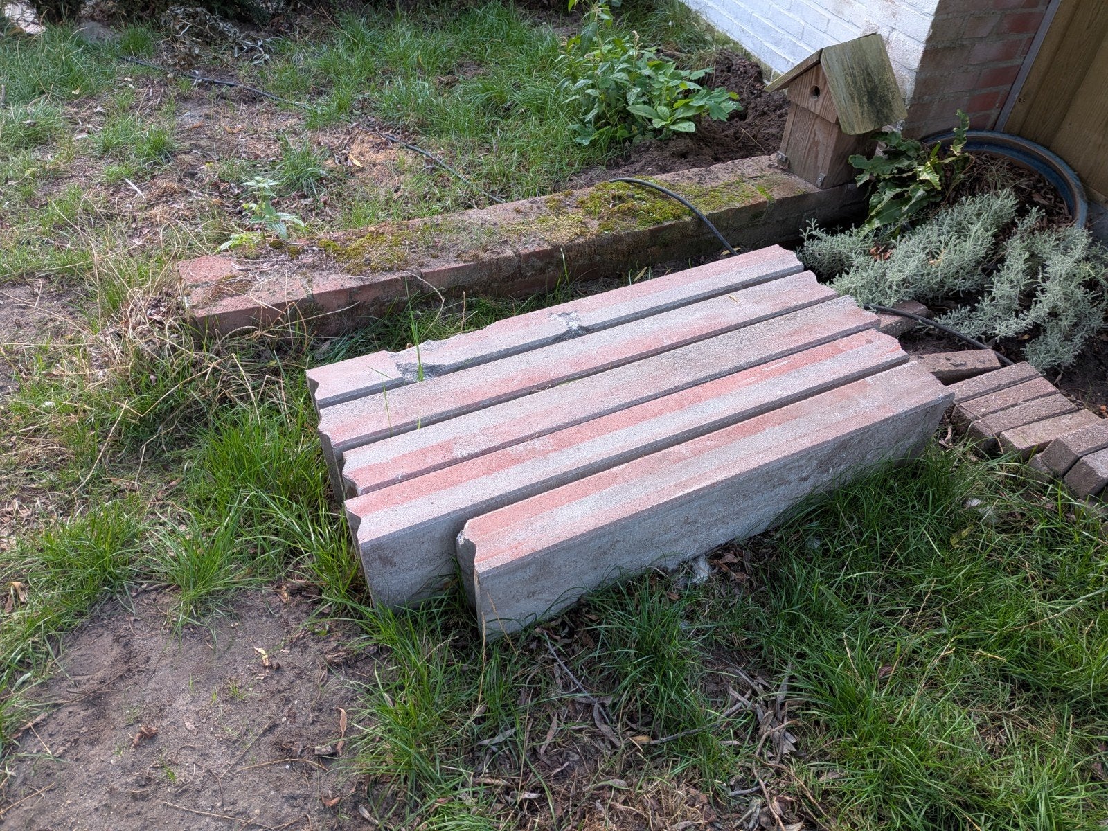Gratis gebruikte betonnen opsluitbanden voor tuin of terras, Ophalen, Gebruikt, Overige typen, Minder dan 5 m²
