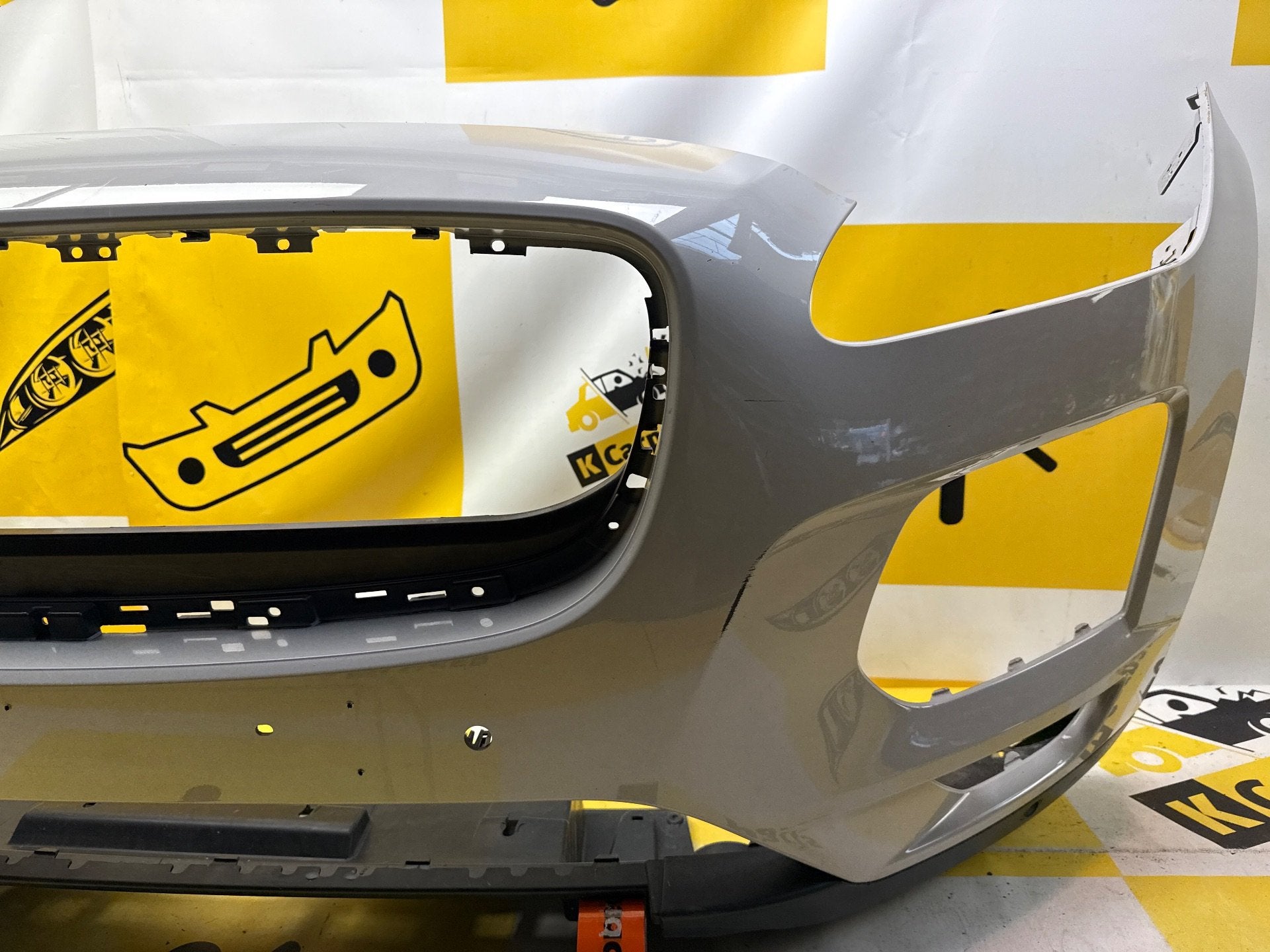 Jaguar E-Pace voorbumper J9C3-17F005-AA7BA origineel, Gebruikt, Voor, Abbey Road, Whitley 1
CV3 4LF  Coventry, Jaguar