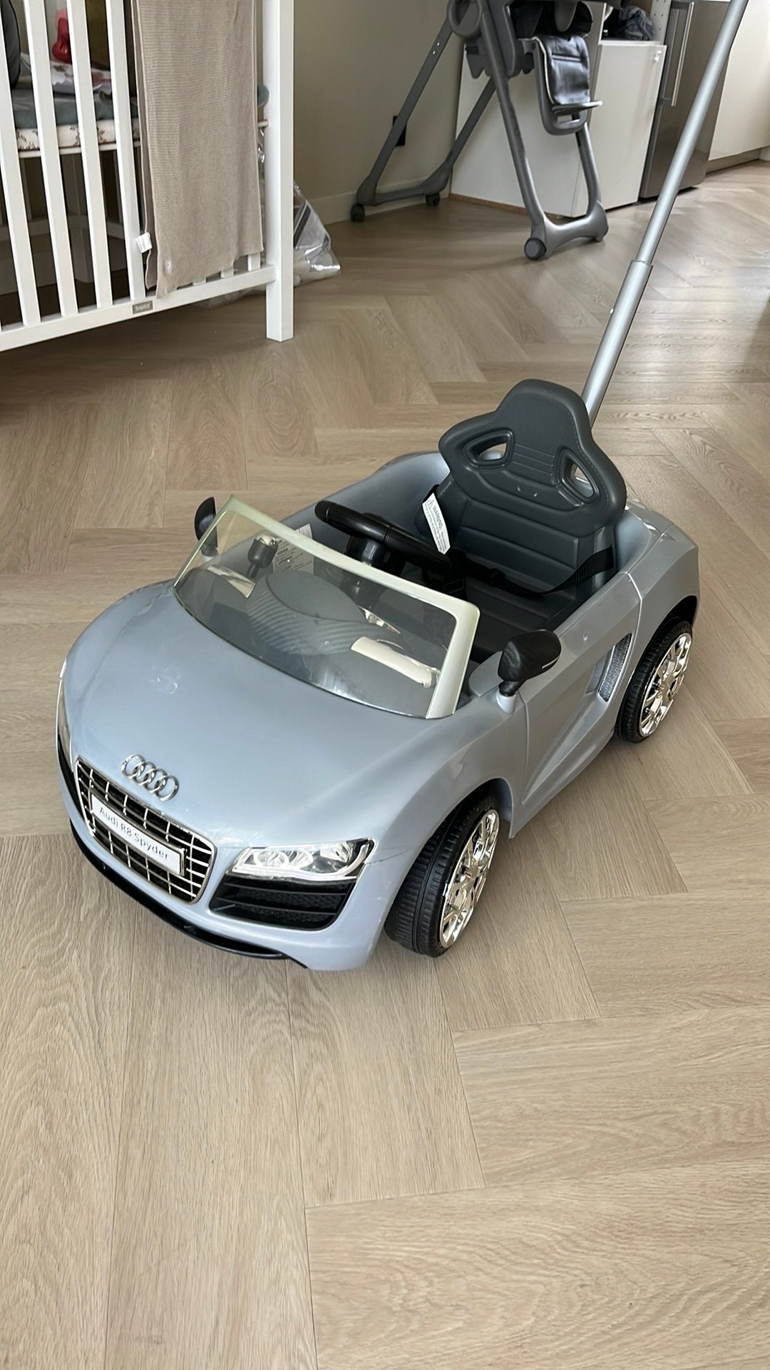 Audi R8 Spyder loopauto met duwstang, Kinderen en Baby's, Ophalen of Verzenden, Gebruikt, Loopvoertuig