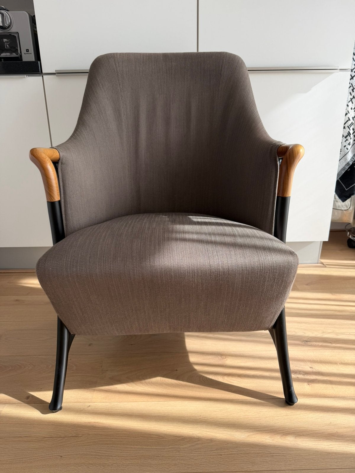 Iconische fauteuil Progetti, merk Georgetti, taupe, armchair, Huis en Inrichting, Ophalen, 75 tot 100 cm, Hout, 50 tot 75 cm