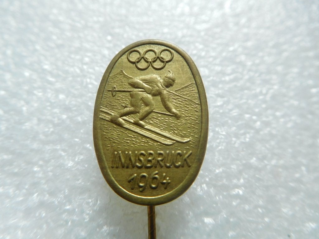 speldje Olympische spelen Innsbruck 1964 skieën, Verzamelen, Speldjes, Pins en Buttons, Verzenden, Zo goed als nieuw, Sport