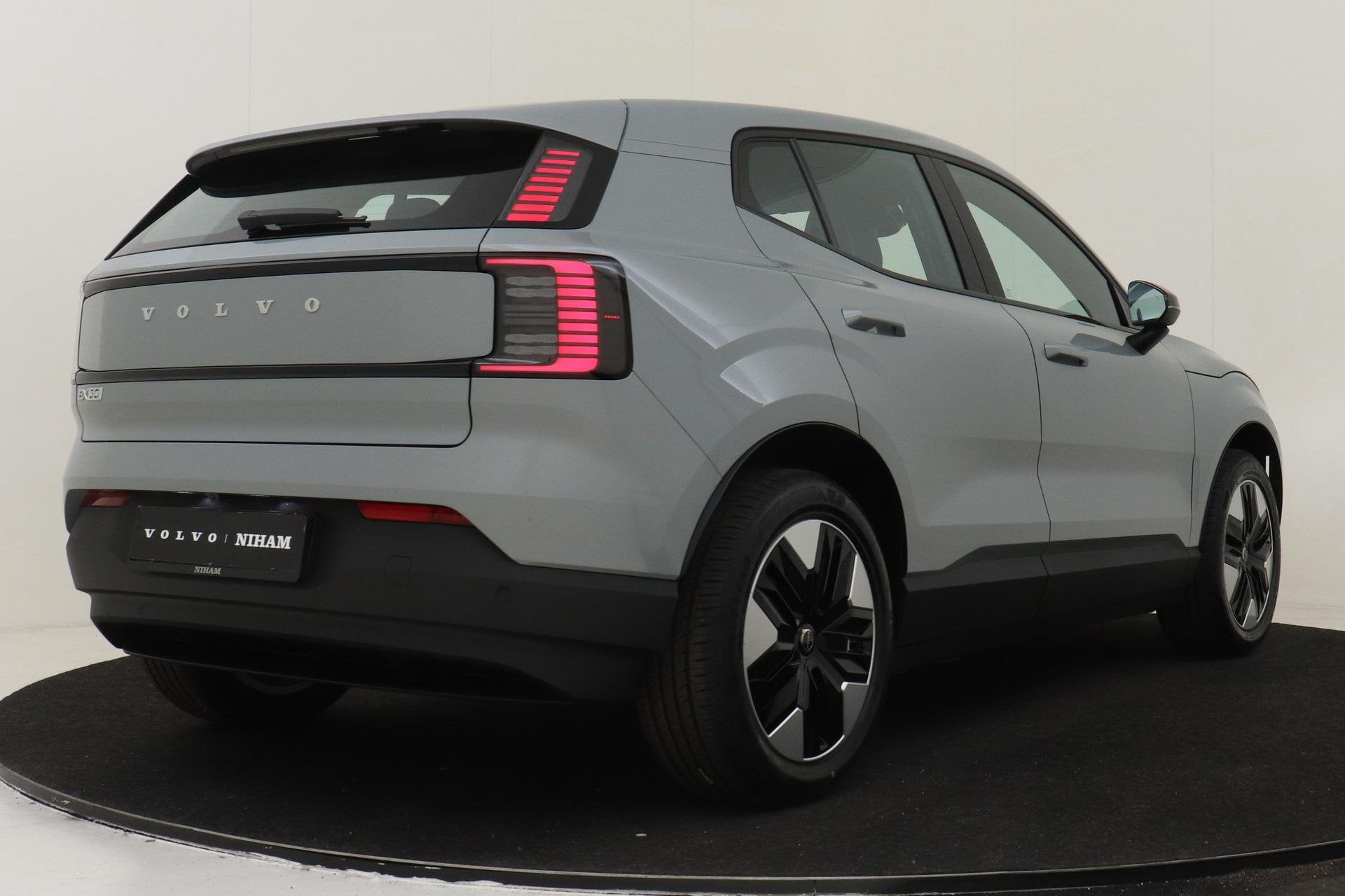 Volvo EX30 P5 PLUS EUROPA 51 kWh -HARMAN/KARDON|CLIMATE|POWE, Auto's, Volvo, Automaat, 12 maanden, Achterwielaandrijving, Leder en Stof