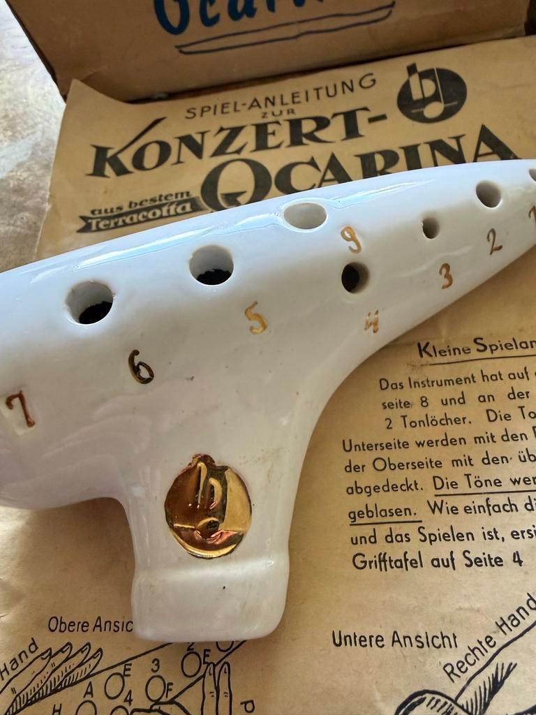 In absolute nieuwstaat Witte ocarina met gouden cijfers, Muziek en Instrumenten, Ophalen of Verzenden, Nieuw, Overige soorten