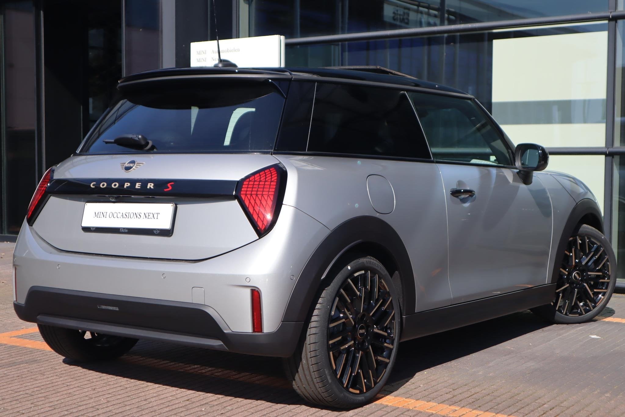 MINI 3-deurs Cooper S | Favoured Trim + Pakket M / Panoramad, Auto's, Mini, Stof, Gebruikt, Euro 6, 4 cilinders