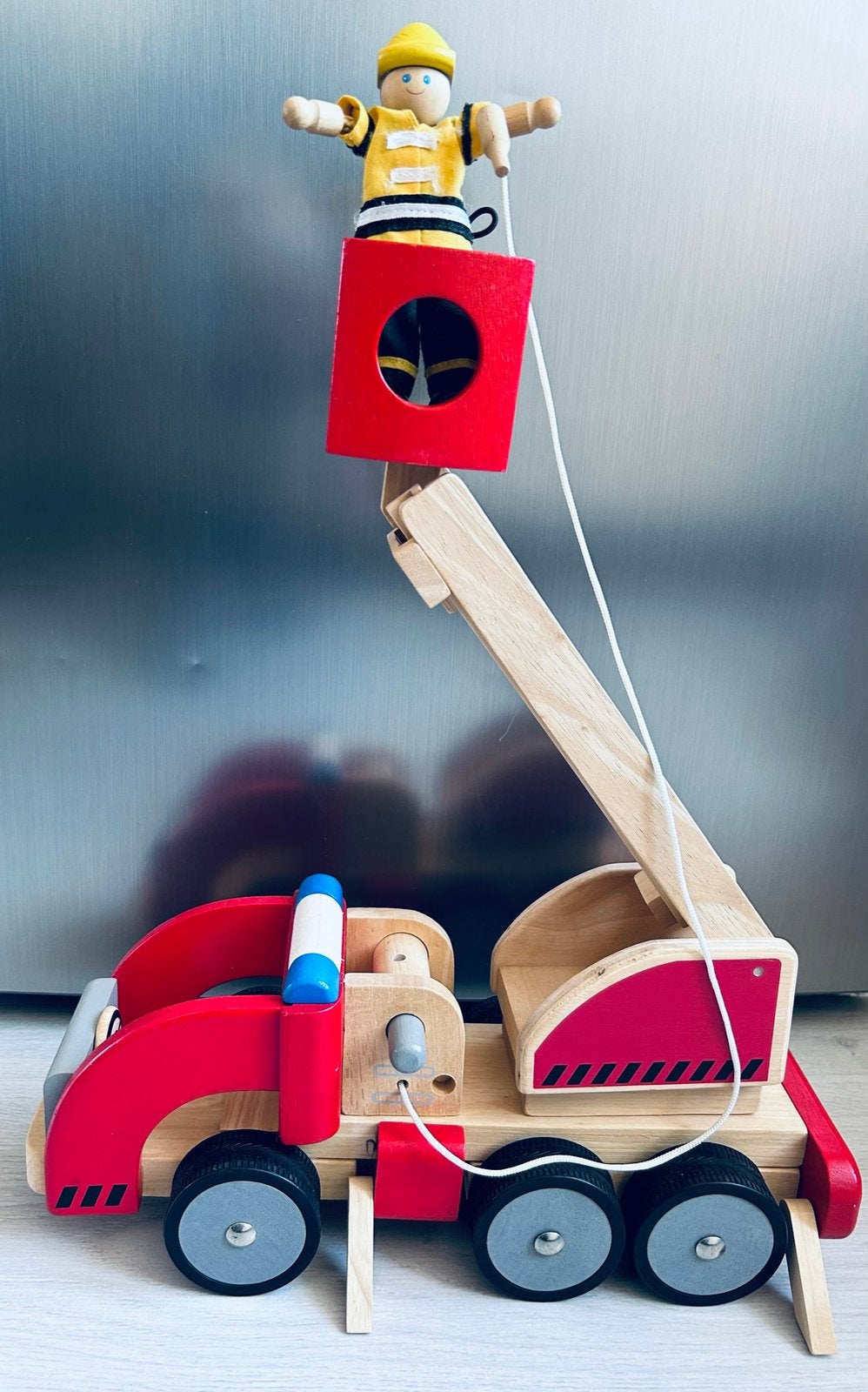 PlanToys Grote Houten Brandweerauto Brandweerman Als nieuw, Ophalen of Verzenden, Zo goed als nieuw