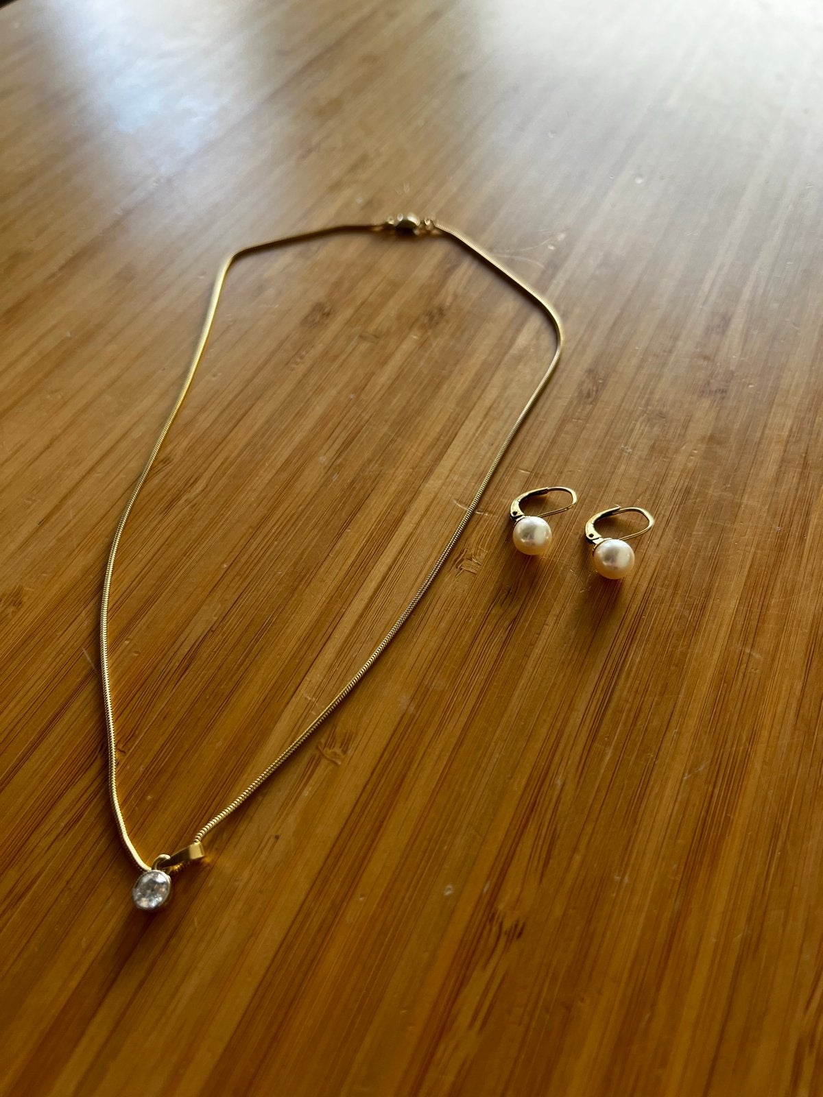 Gouden ketting met diamanten hanger en parel oorbellen set, Ophalen, Met hanger, Zo goed als nieuw, Goud
