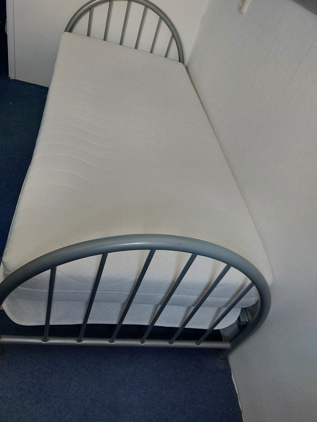 1 persoonsbed metalen bed incl matras en lattenbodem, Ophalen, 90 cm, Eenpersoons, Zo goed als nieuw