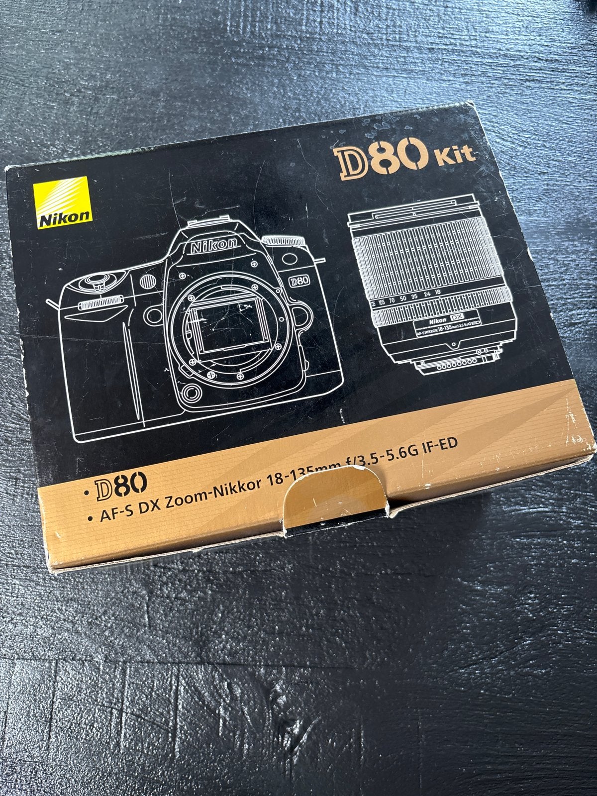 Nikon D80 Kit met AF-S DX Zoom-Nikkor 18-135mm lens, Ingebouwde flitser, Gebruikt, Spiegelreflex, Ophalen of Verzenden