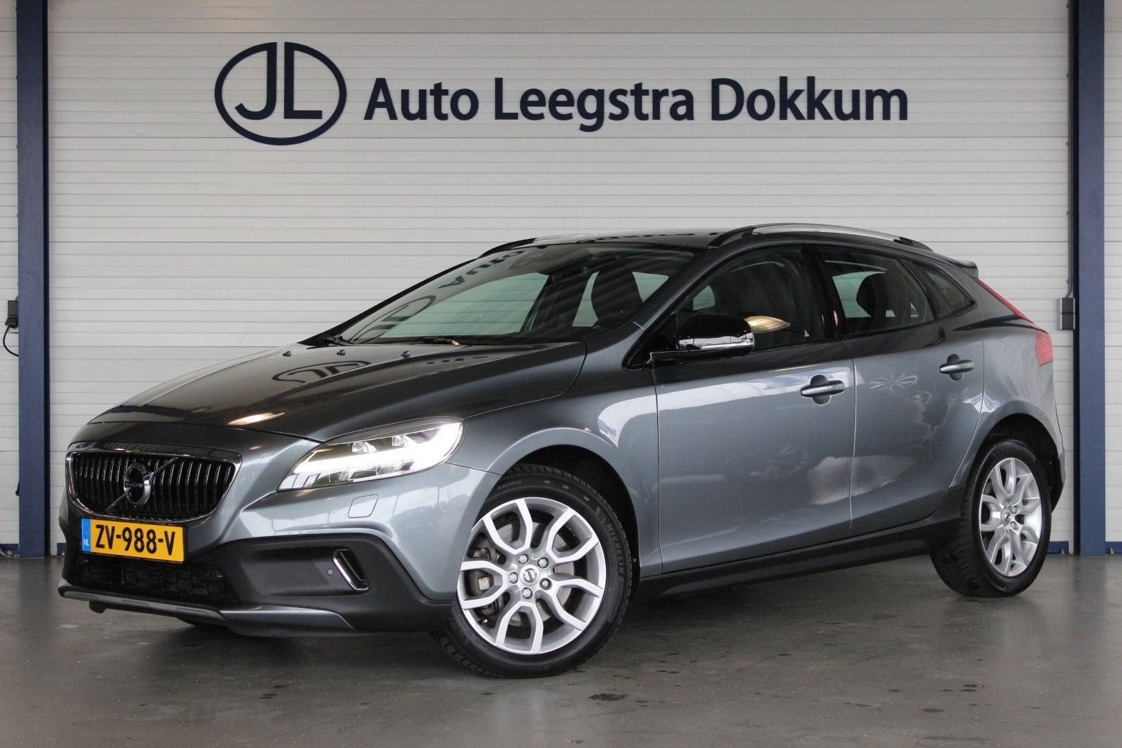 Volvo V40 Cross Country 1.5 T3 Summum Trekhaak | Pano | Memo, 4 cilinders, 700 kg, Leder, Bedrijf