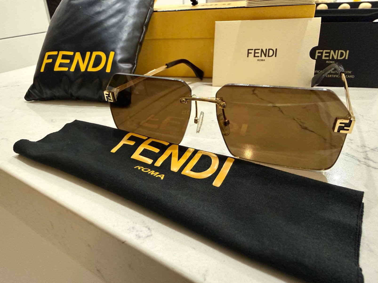 Fendi sky FE40043U unisex zonnebril, Ophalen of Verzenden, Zo goed als nieuw, Overige merken