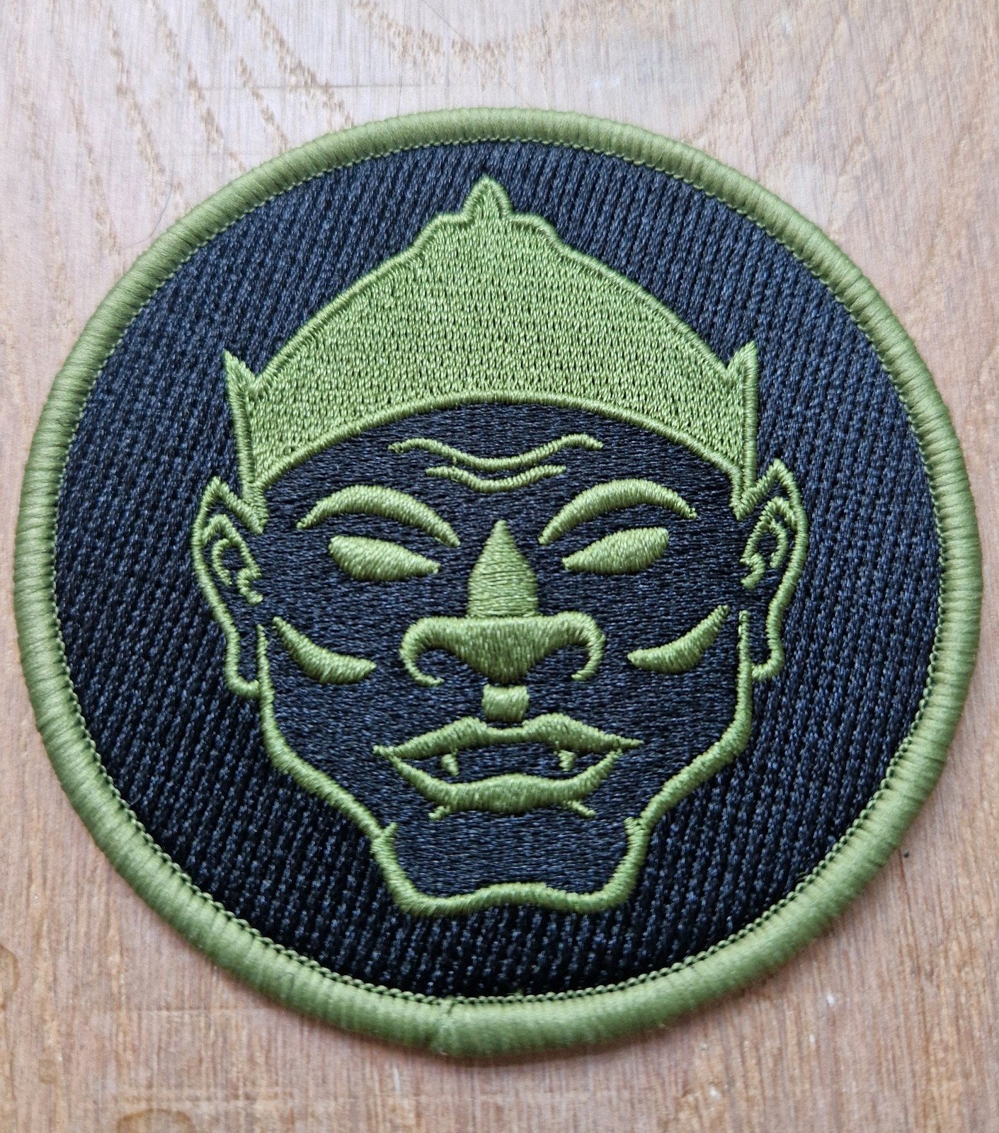 Embleem  Demonenkop Madju Luchtmobiele Brigade/ Y Brigade, Ophalen of Verzenden, Landmacht, Nederland, Embleem of Badge