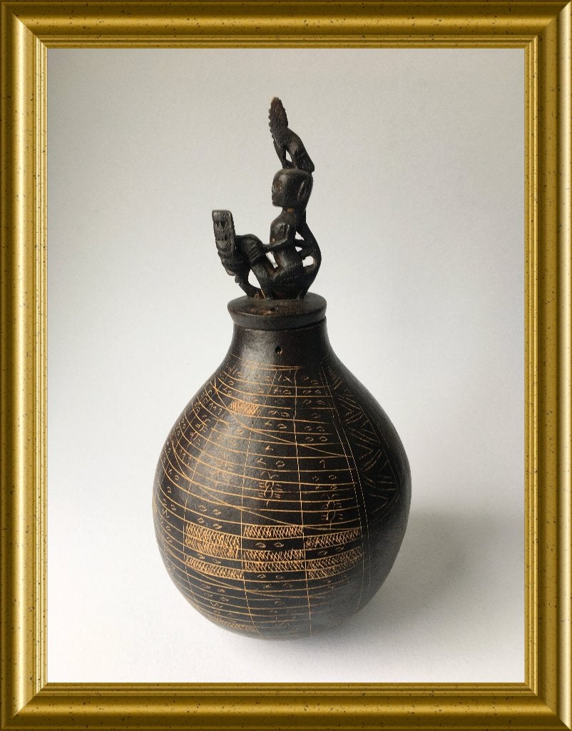 Oude bewerkte kalebas perminaken kalender Batak volk Sumatra, Antiek en Kunst, Ritueel object, Gesneden, Natuurlijk materiaal