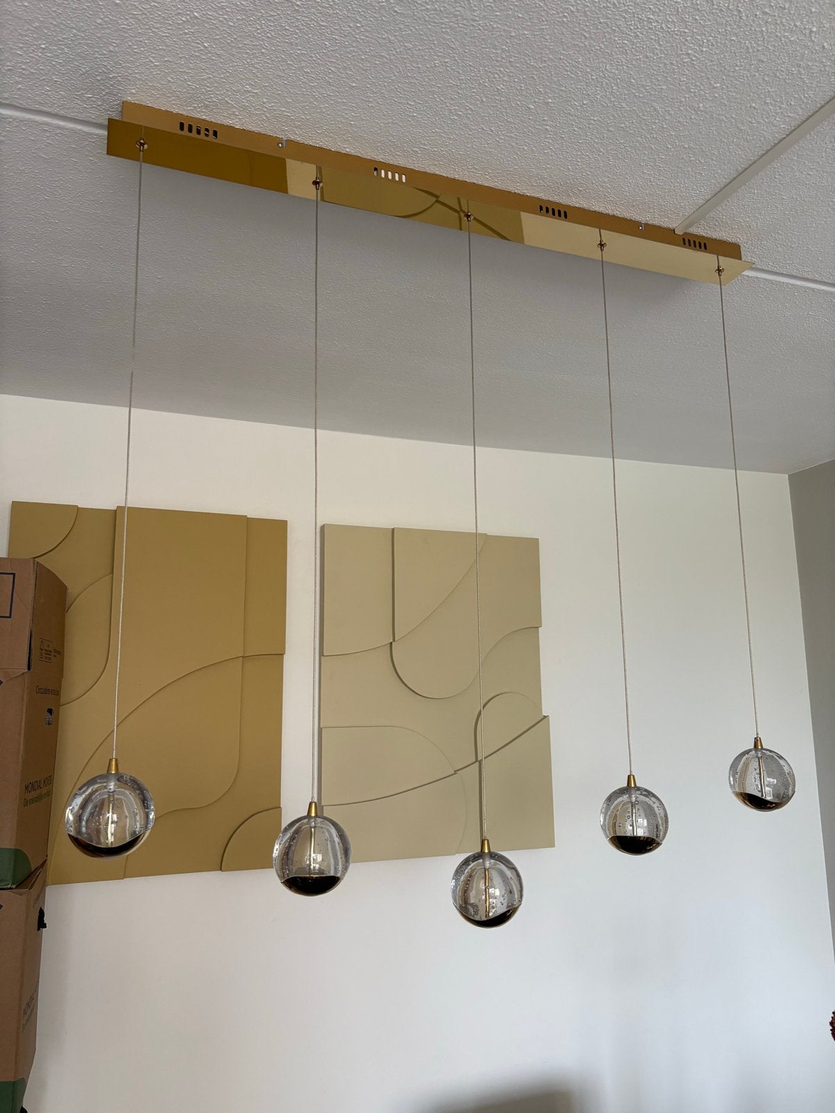Moderne hanglamp met 5 glazen bollen en gouden accenten, Ophalen, Zo goed als nieuw, Glas, Overige fittingen