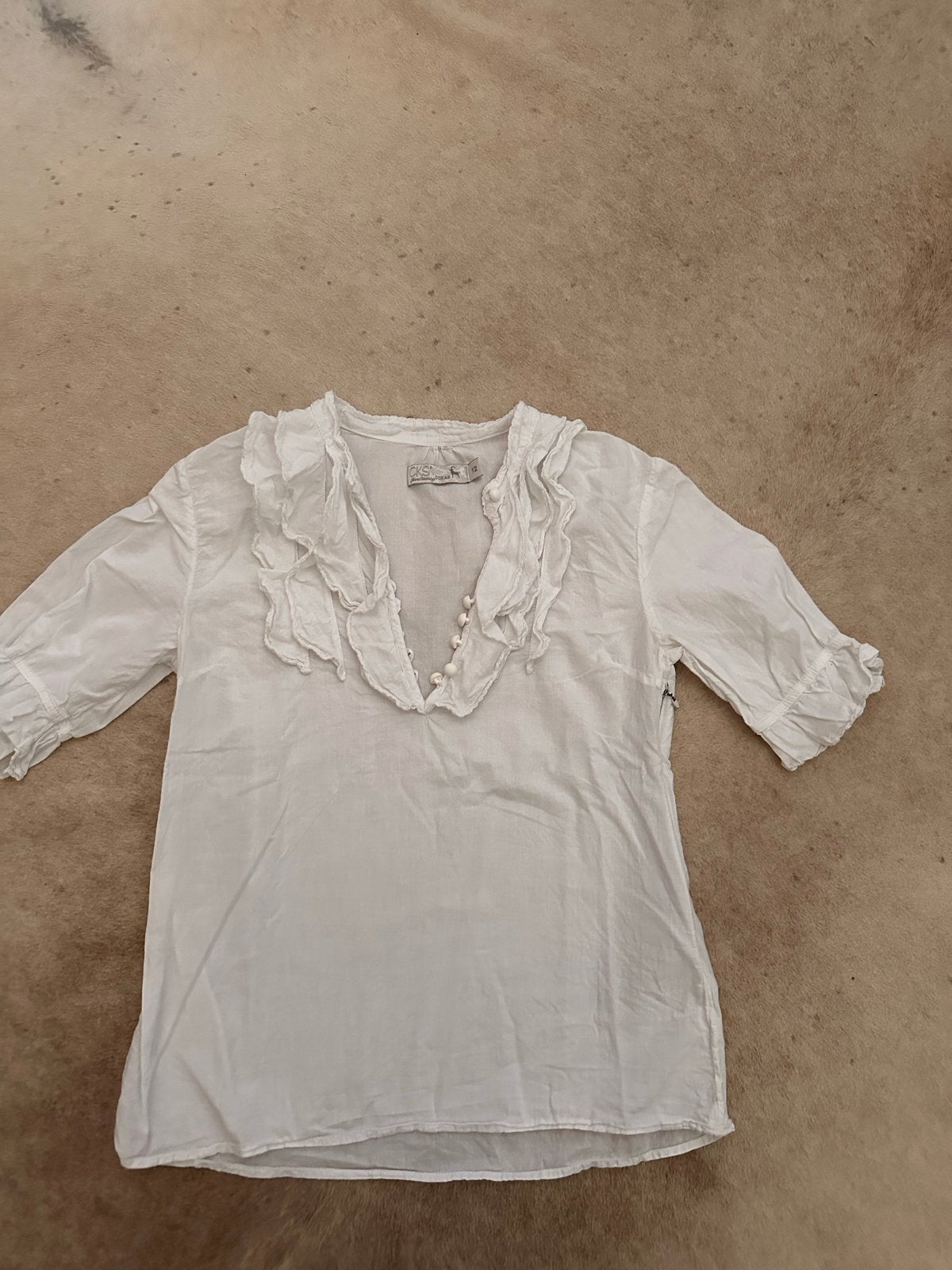 CKS JEANS | Witte blouse met ruches en knoopjes | 146, Kinderen en Baby's, Kinderkleding | Maat 146, Ophalen of Verzenden, Gebruikt