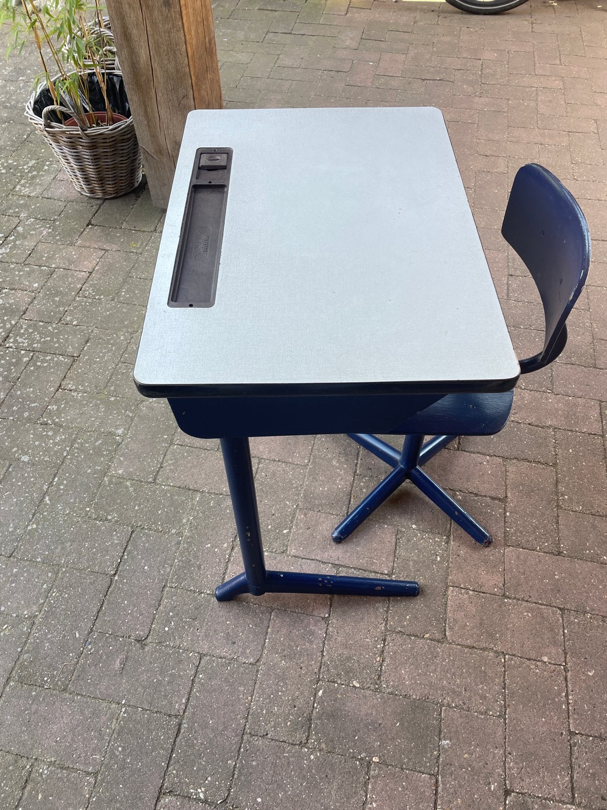 Oud schoolbureau van Marko met metalen onderstel, Ophalen, Gebruikt, Metaal, Schoolbureau