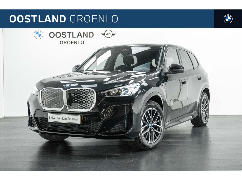 BMW iX1 xDrive30 M Sport / Sportstoelen / M Adaptief onderst, Auto's, BMW, Automaat, Gebruikt, Zwart, Met garantie (alle)